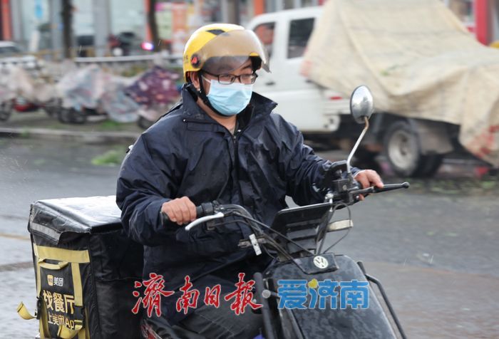 昨日济南市莱芜区突降冰雹 部分小区车辆受损