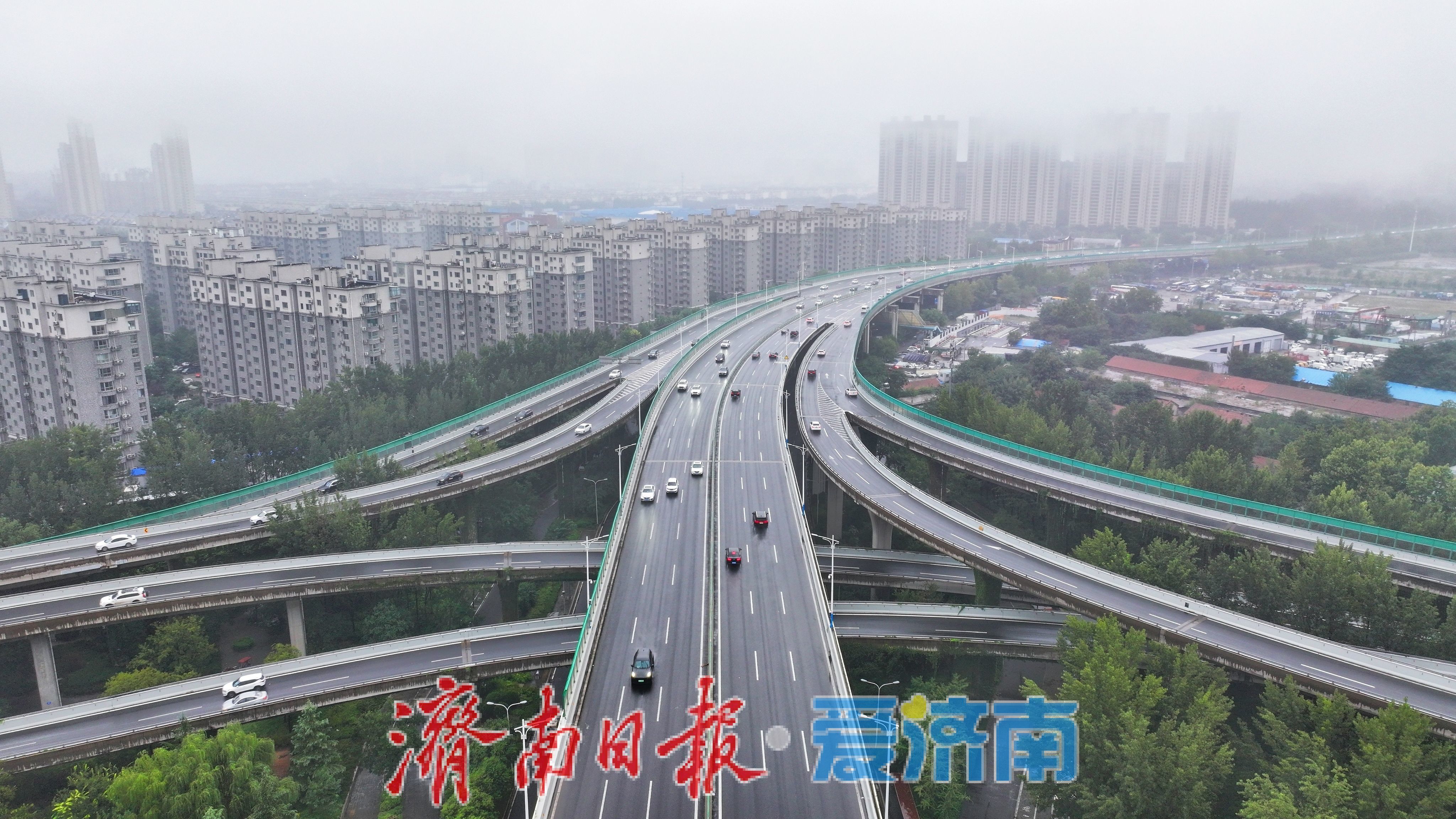 节后首日上班遇雨交通繁忙 未来几日阴雨持续需注意出行安全