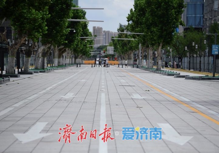 快车道石板路铺设完成，“泉城金街”改造提升冲刺全线通车