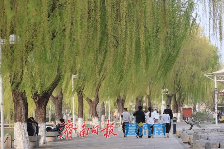 春暖花开景色宜 游园踏青享春光