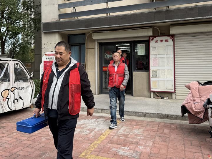 顺安社区有群“温暖小哥”  随叫随到帮残疾人邻居“搭把手”