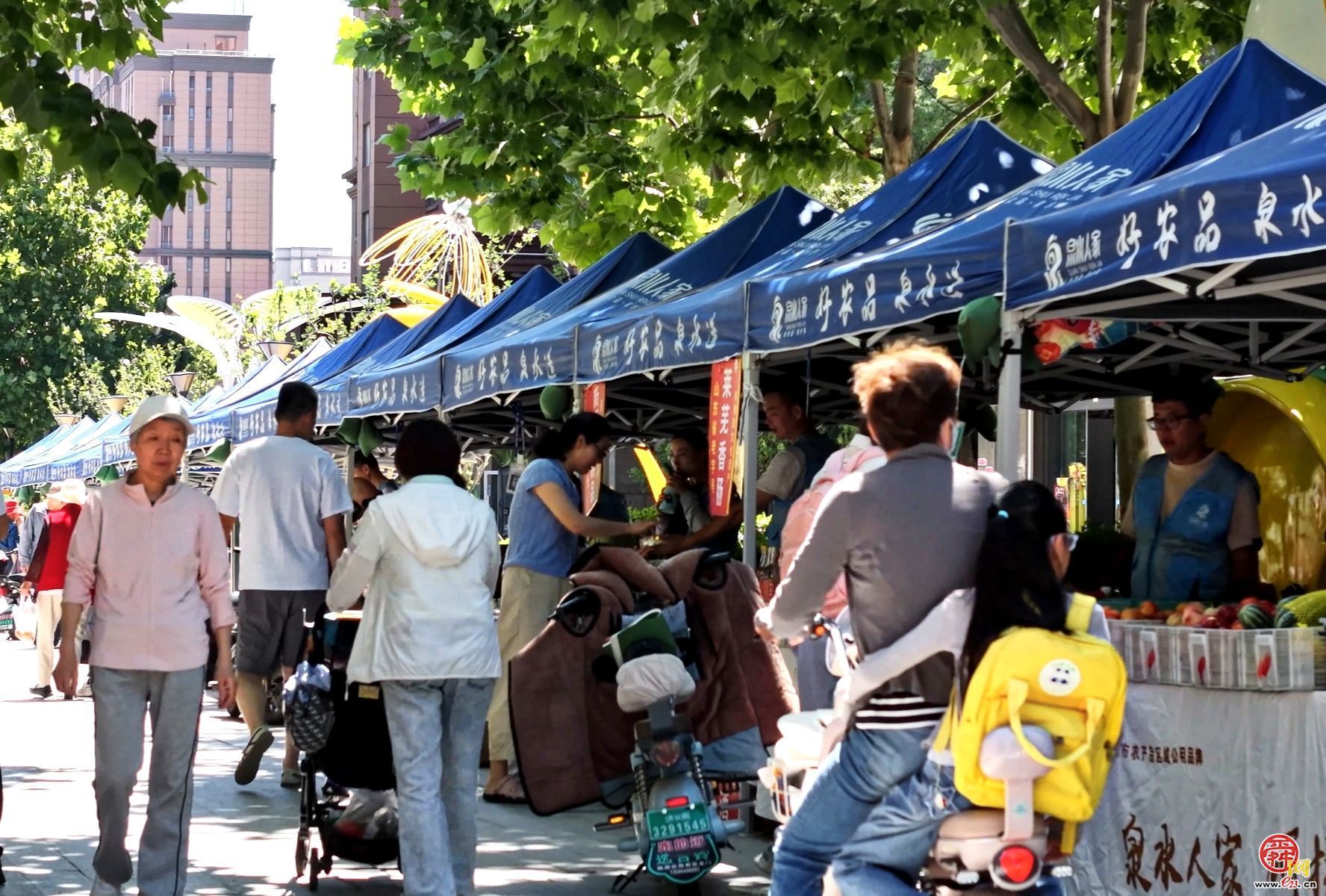 三十家泉城好物，两大经典游戏，数百邻里笑脸……东城逸家“熊孩子街”成“泉水人家”快乐主场