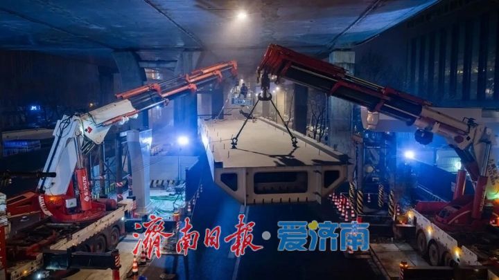 夜间施工，精准到位 全福立交桥西侧人行天桥完成主桥吊装