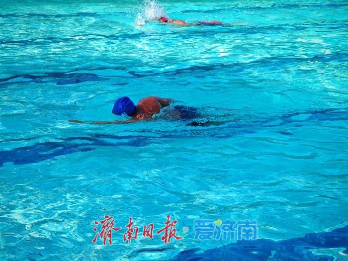 一年四季 泉在济南丨最低气温-10摄氏度 泉水浴场内上演冬泳“热”