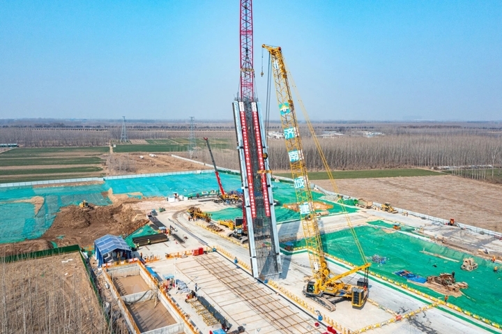 济南市航天大道穿黄隧道工程(I期)首幅地下连续墙钢筋笼完成吊装