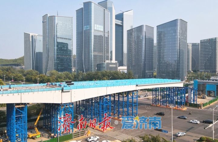 济南凤凰黄河大桥南延工程钢箱梁开始上跨经十路