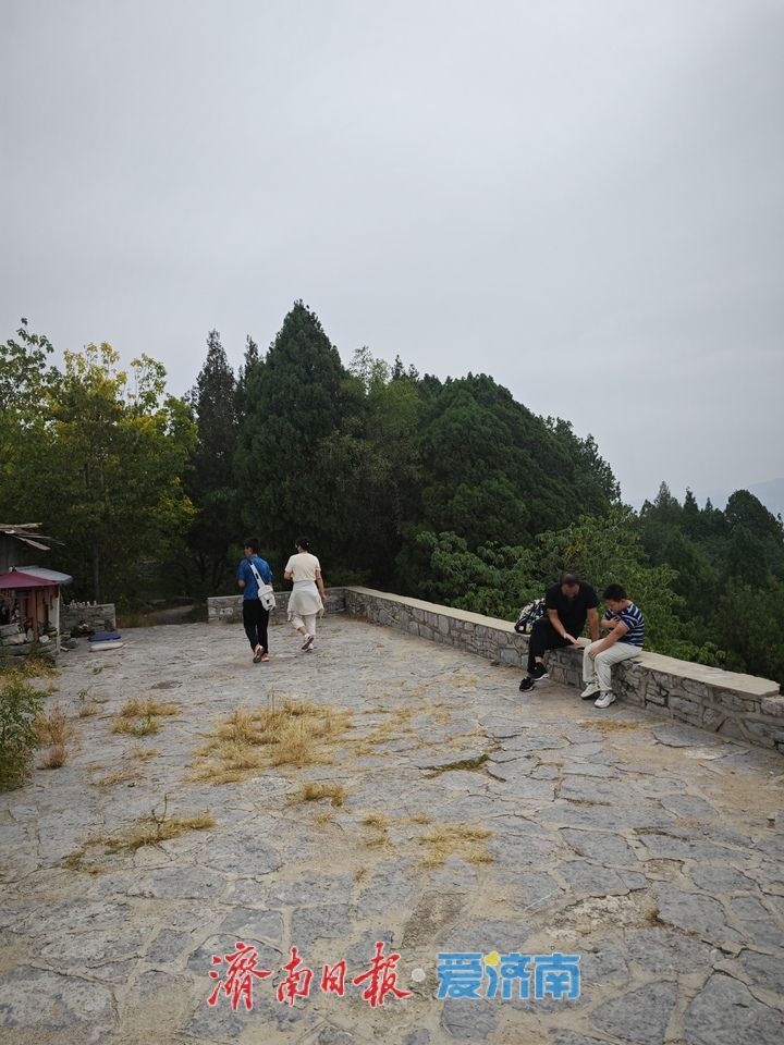秋日登高乐享假期 凤凰山成市民休闲好去处