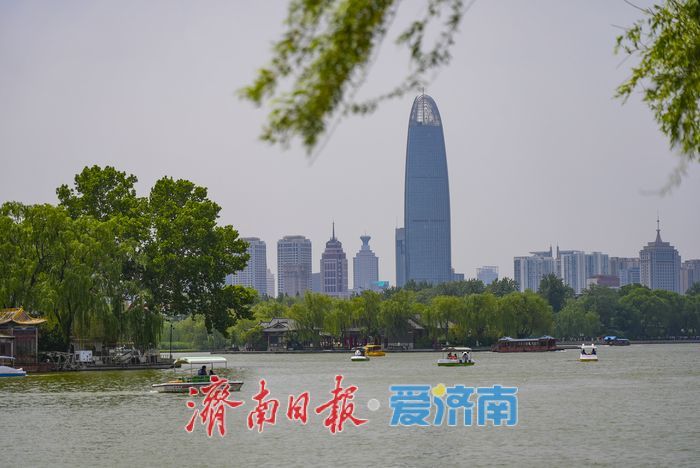 初夏大明湖游人如织，泛舟赏景尽享“半城湖色”