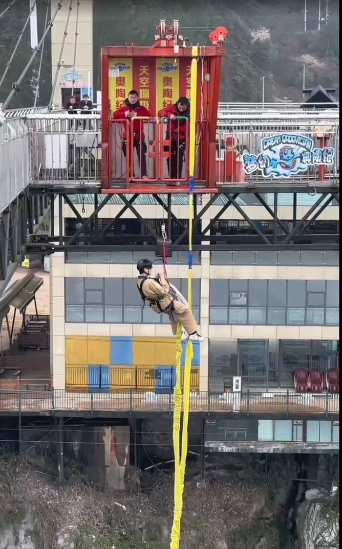 重庆一景区推出“龟速蹦极”：300米高空慢享5分钟，有游客半空悠闲嗑瓜子