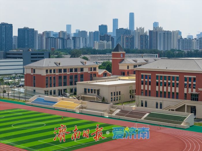 工业南路北小学项目挂牌命名“济南高新区贤达学校”，项目进入收尾阶段