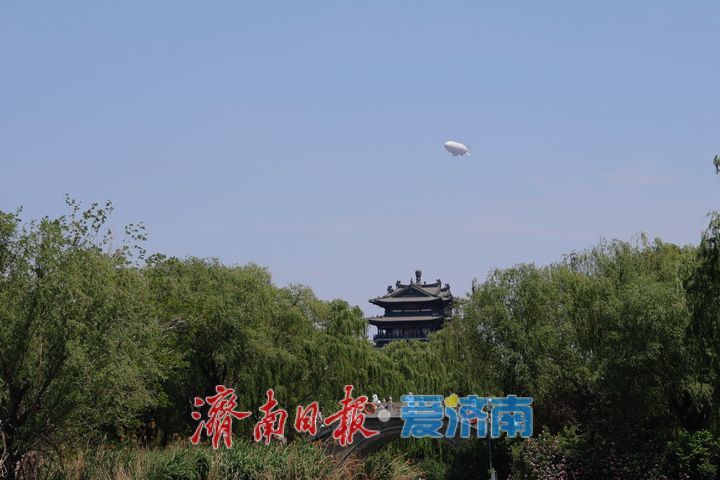 长50米的飞艇首次试飞，与“夏雨荷”同框