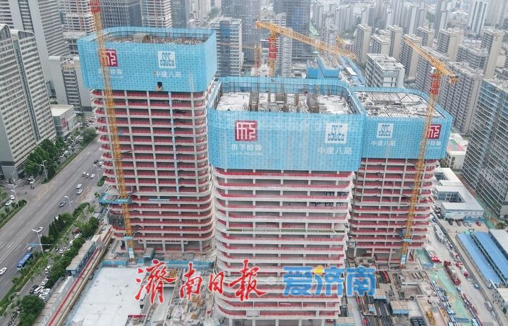 济南CBD“北大门”地标核心建筑封顶