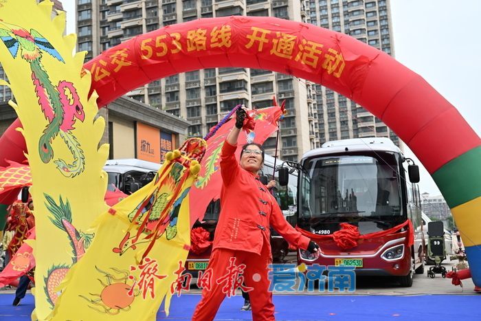 跨越小清河的“红墩墩”来了 济南小巷公交553路开通