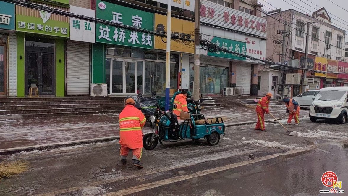 随下随清、雪停路净  济南城管彻夜清雪保障市民出行畅通