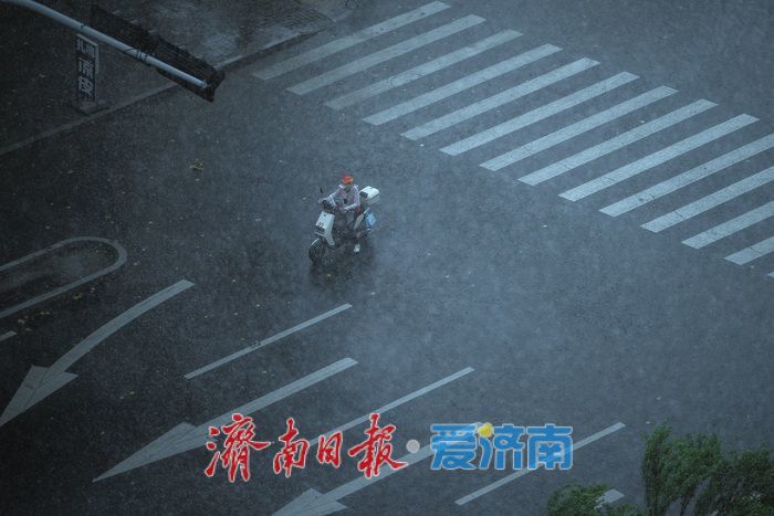 济南突降暴雨 高温天气暂时缓解