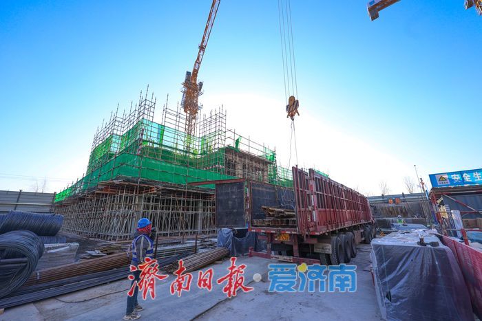 泉城年味气氛组已就位，是“蛇”候过年啦！