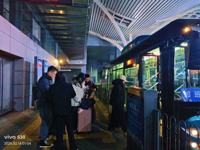 春运有我，温暖回家路——济南西站公交枢纽深夜护航临时列车旅客返程