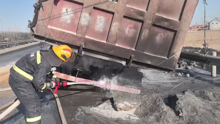 货车轮胎突发起火，济南消防紧急扑救