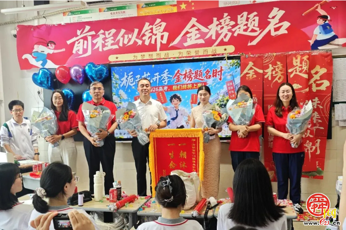 比了个耶，我们就毕业啦！