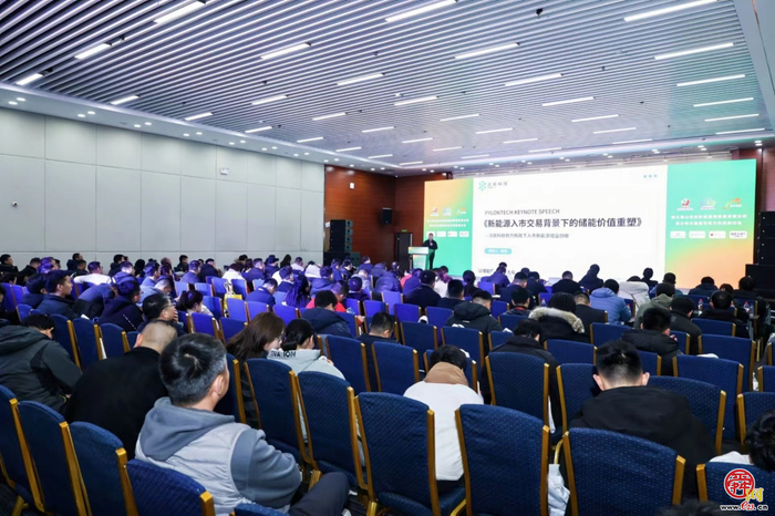 AI能源机器人亮相  2025第二十届济南国际太阳能展开幕