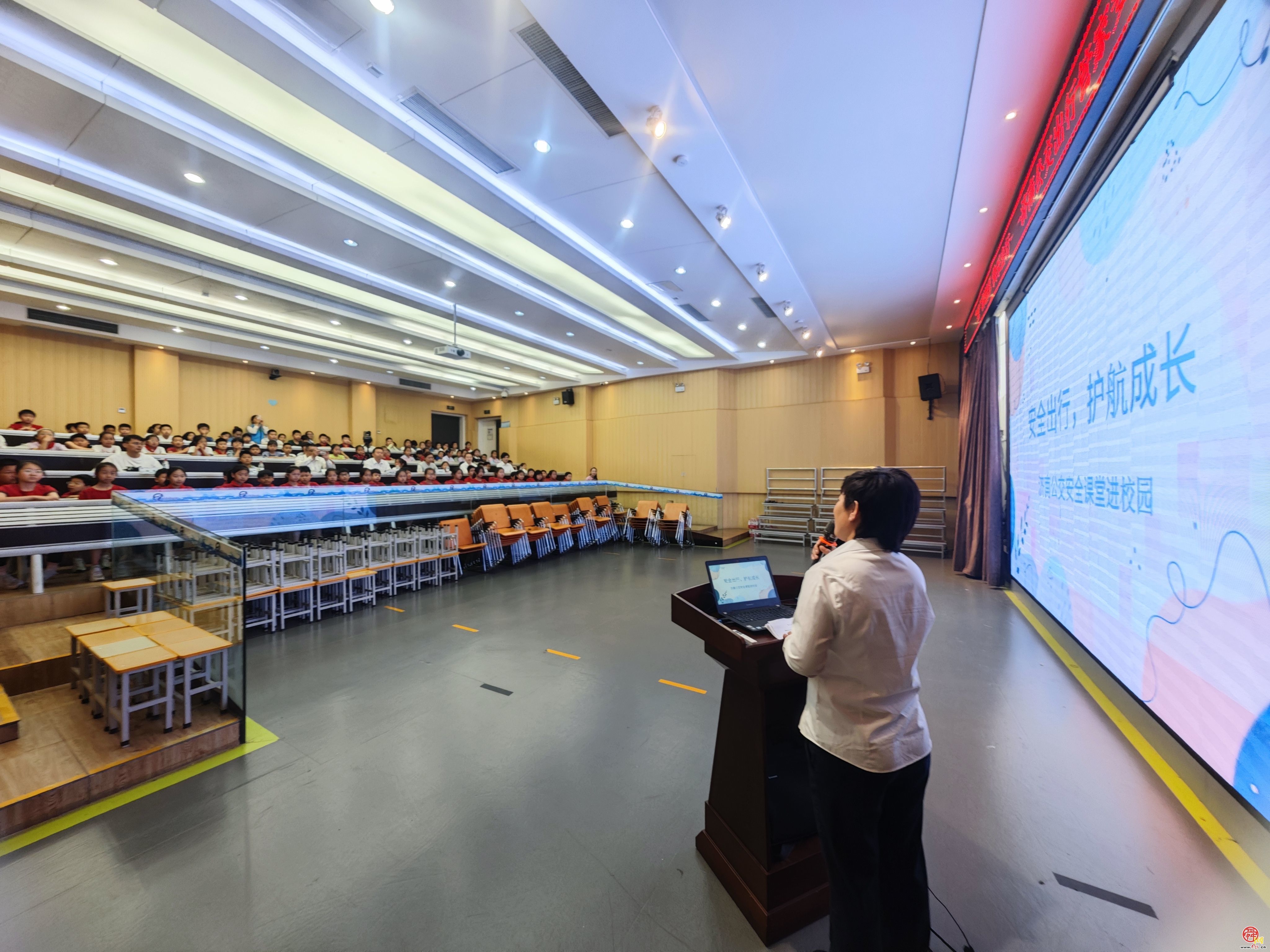 公交车进校园，共筑六一安全防线