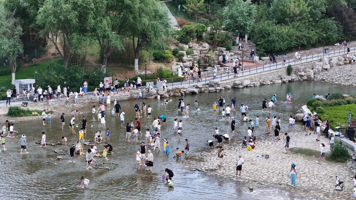 孟家水库游人戏水消暑 乐享清凉夏日