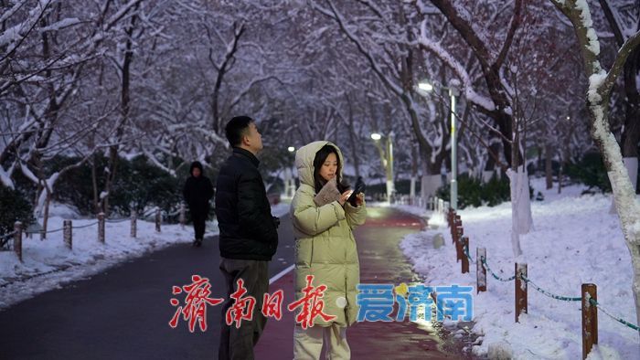 初雪勾勒“冰雪秘境” 泉城公园变身冬日热门打卡地