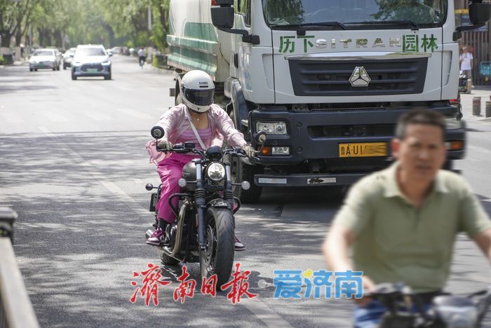 热浪来袭！市民“全副武装”出行