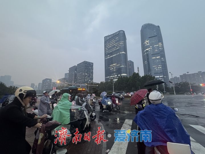 秋雨落泉城 凉意悄然至