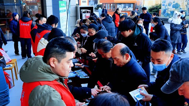 进天桥商圈进企业 济南市统计工作者开展面对面普法宣传