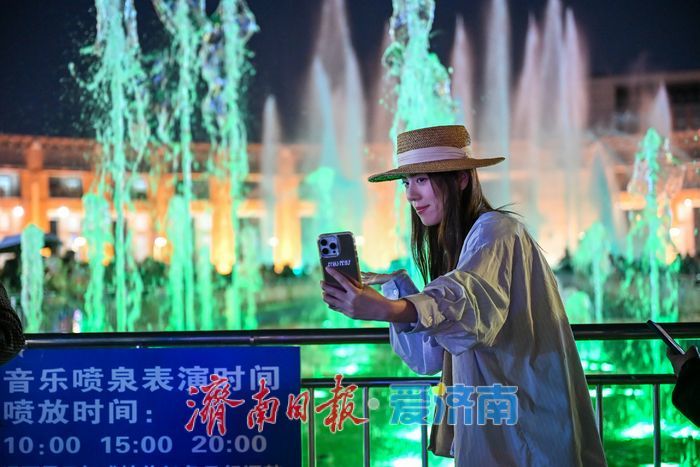 泉城客厅焕新韵，荷花音乐喷泉打造视听盛宴