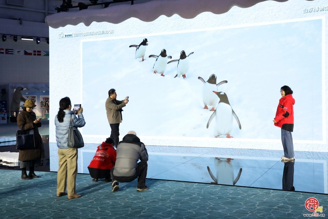 侯贺良8探南极数智影像大展在山东博物馆开展