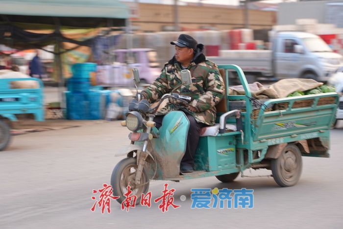 晨光下的车水马龙：黄瓜批发市场开市忙
