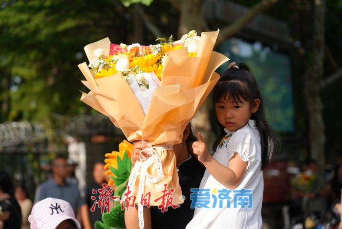 2025夏季高考顺利结束 家长手捧花束送祝福