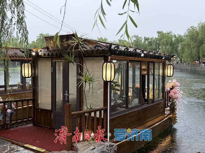 济南百花洲商业设施全新升级 湖面画舫、仿古木屋亮相