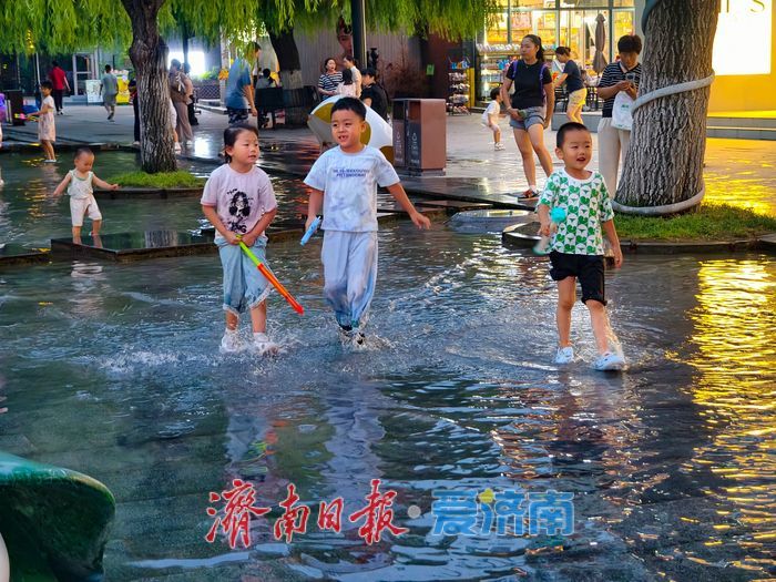 夏夜烟火气 戏水享清凉