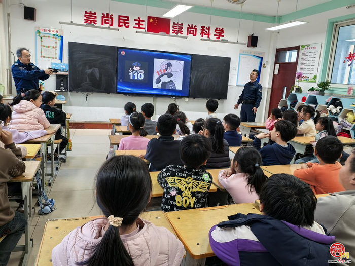警校携手育新苗 安全种子润童心? ——勇敢报警小英雄 看懂警察叔叔的“安全盾牌”