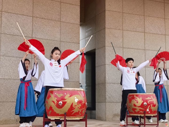 “文脉润新程，骐骥跃时代” ——济南市历下区龙奥学校举行2026年春季开学典礼