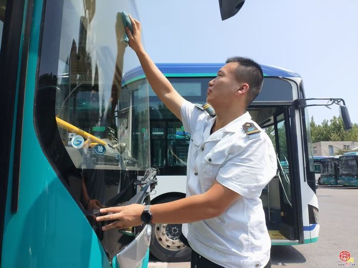 方向盘上的军魂：一对公交夫妻的坚守与传承