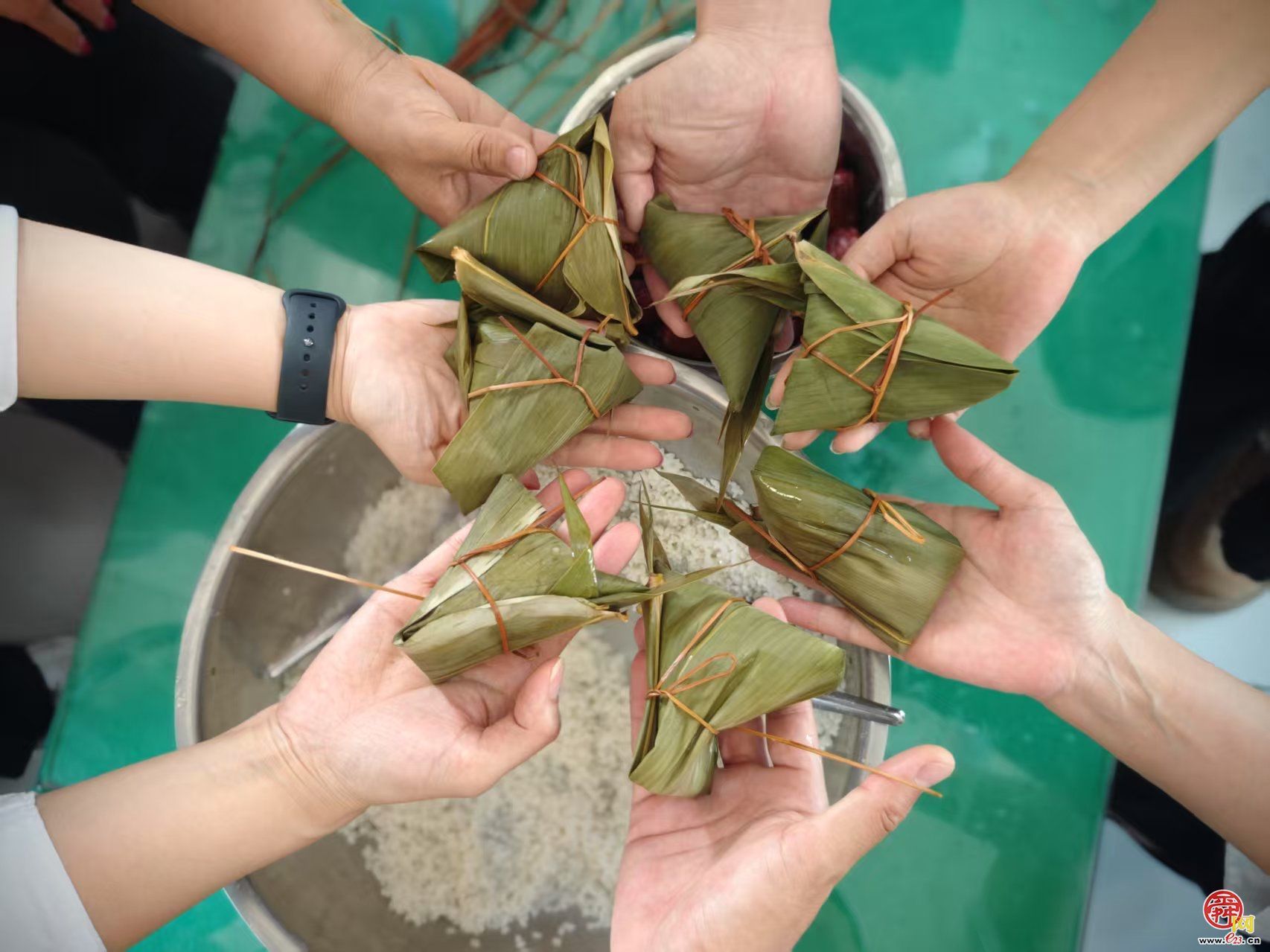 济南公交南部公司二队粽香情浓迎端午
