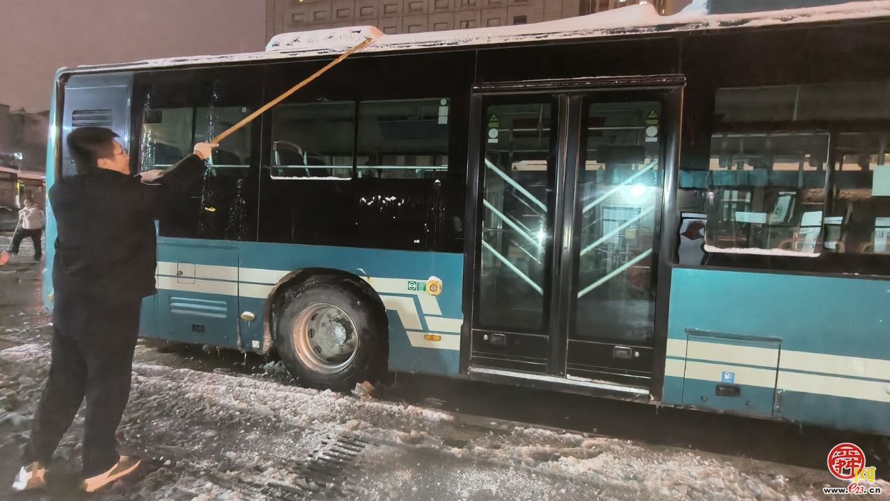 暴雪袭泉城 公交人以雪为令铸担当 用坚守暖民心