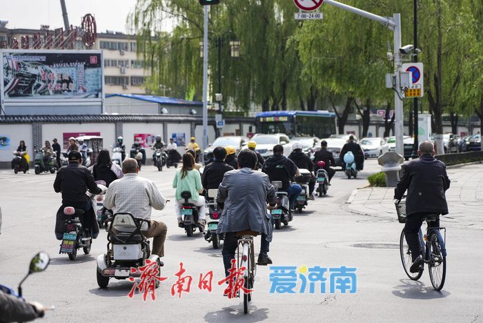 飞絮 “撒欢” 来袭，市民 “口罩” 接招