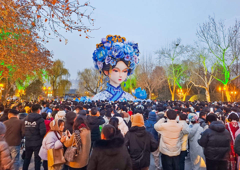 大明湖畔“夏雨荷”亮灯盛景，大批游客共赴美丽之约