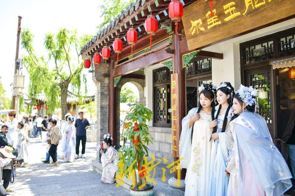 一年四季 泉在济南｜入乡随“服”，游客身着汉服沉浸式感受泉城人家文化韵味