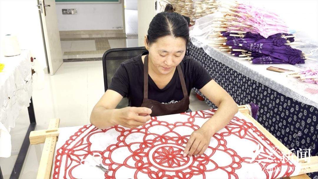 非遗传承“针”功夫 ，巧手织就“致富伞”