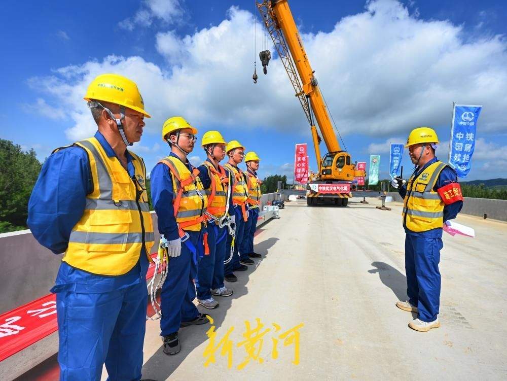 潍宿高铁至青岛连接线接触网第一杆成功组立 全线进入“四电”施工阶段
