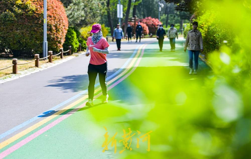 彩色步道喷绘完成，济南森林公园焕然一新