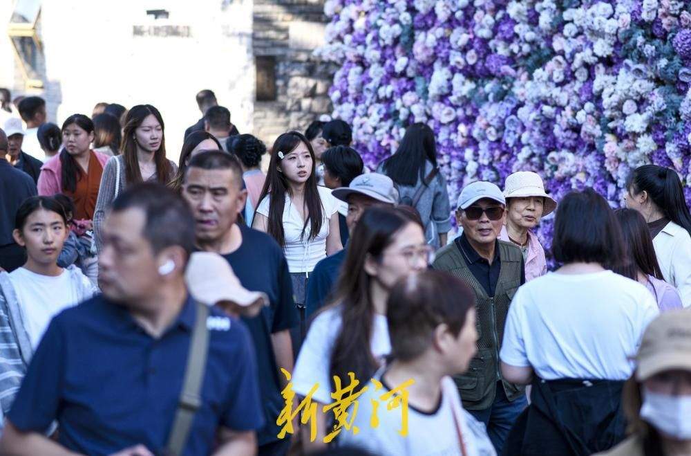百年上新街国庆迎来旅游高峰，古韵街巷晋升网红打卡点