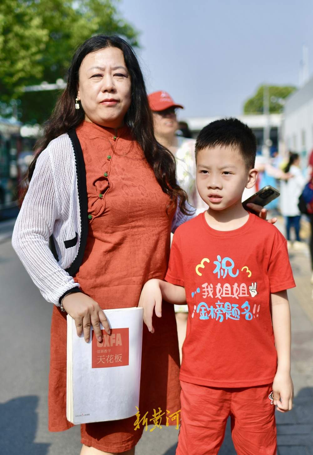 “祝我姐姐金榜题名” 二娃穿定制版T恤为考生加油