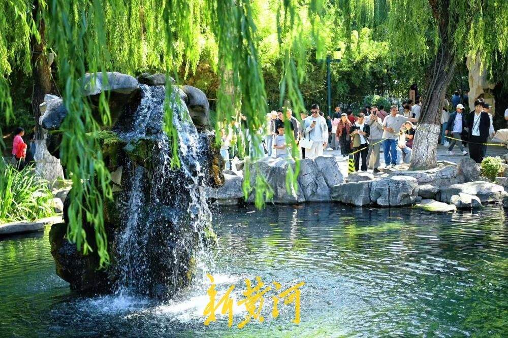 国庆赏泉正当时，济南五龙潭“月牙飞瀑”引游人驻足